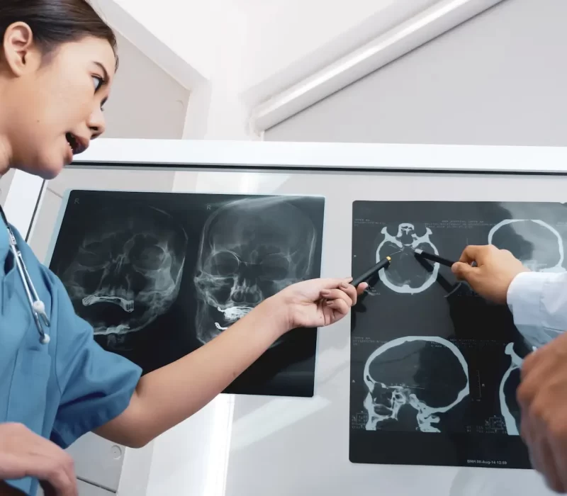 vecteezy_doctor-and-medical-assistants-discussing-about-diagnosis_11271665